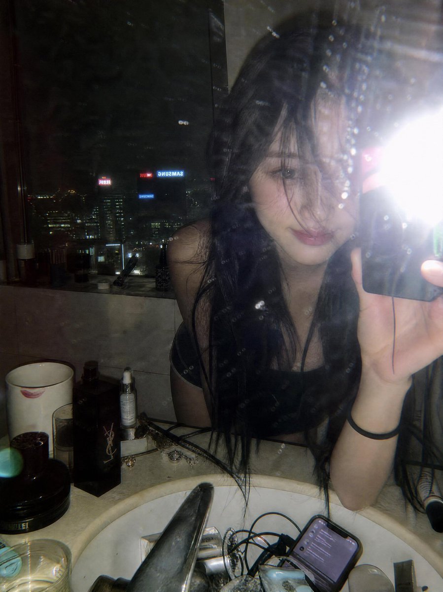 Mood Night Mirror Selfie