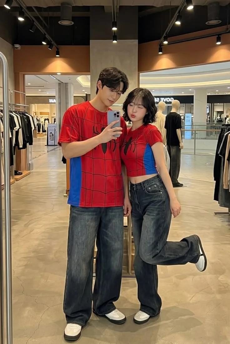 🎨 VISUAL STYLE Ultra-photorealistic smartphone mirror selfie × contemporary couple fashion editorial × superhero-inspired streetwear ×