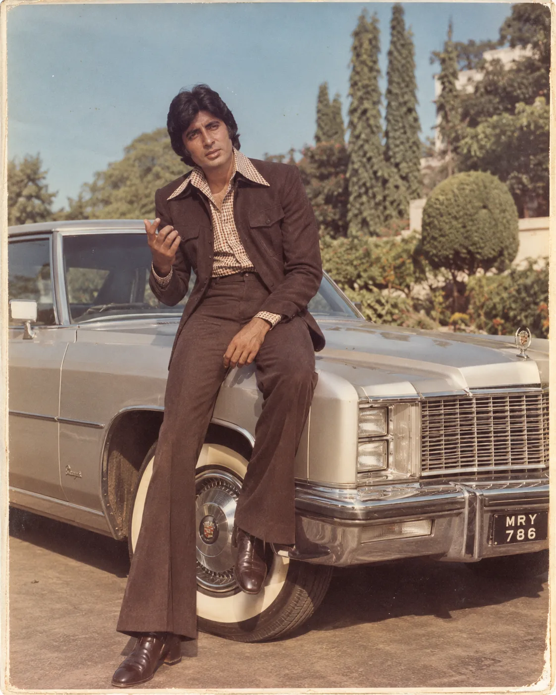 πΈ Exact Universal Prompt β Create a highly realistic vertical 4:5 cinematic vintage photograph of Amitabh Bachchan ji in his iconic