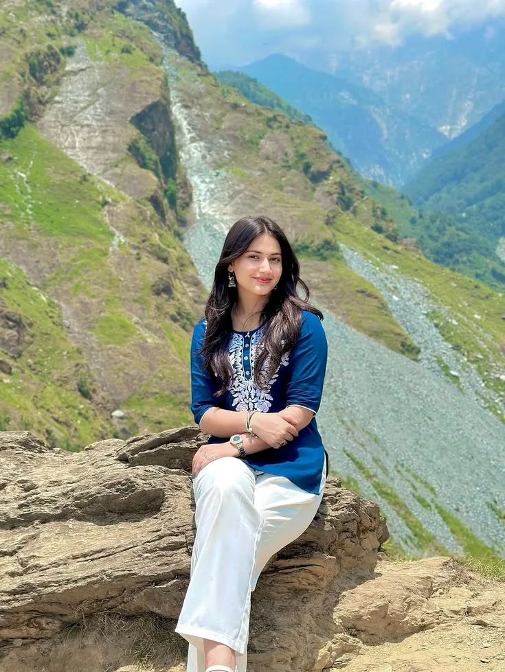 Detailed Image Generation Prompt Create an ultra-realistic, high-resolution vertical 3:4 full-body travel photograph of a young woman