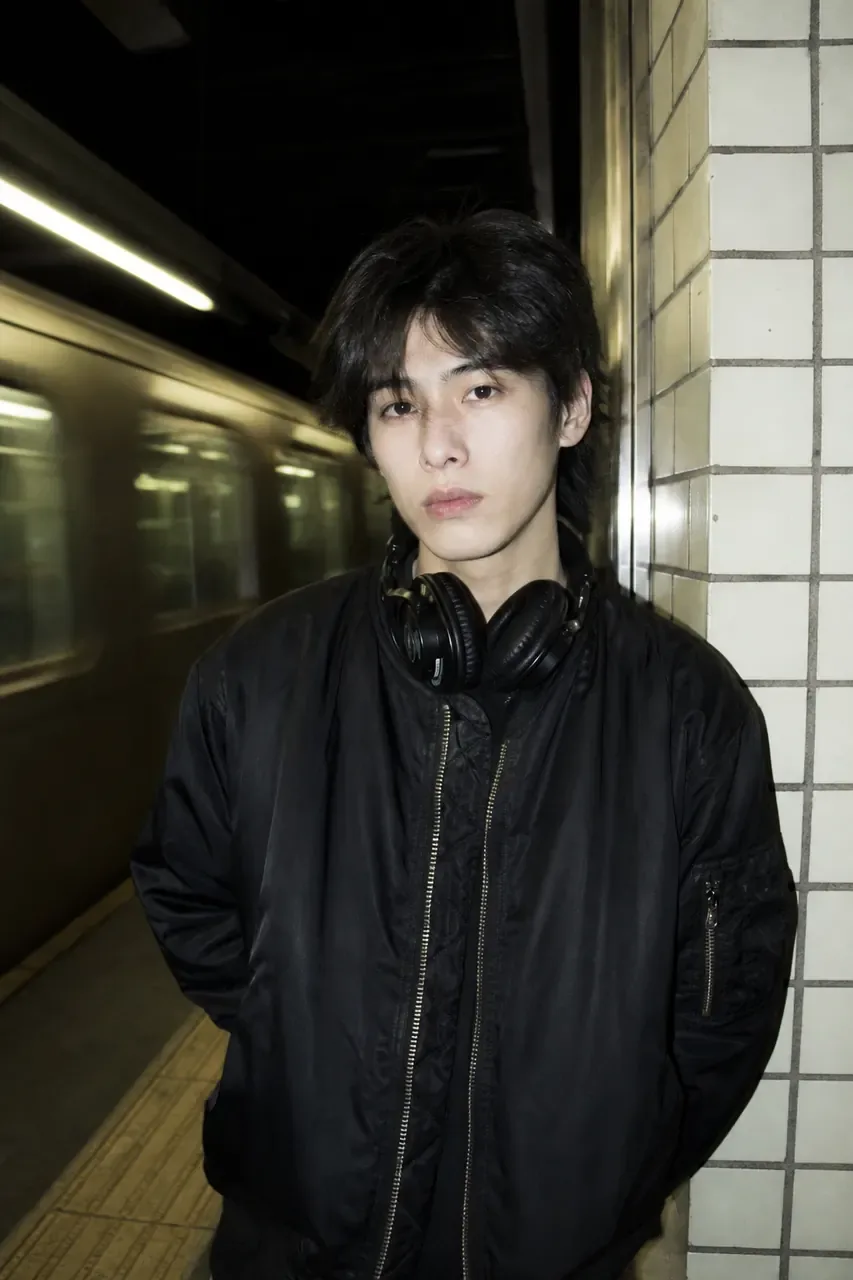 Transform the uploaded adult male portrait into a Y2K subway flash image.
