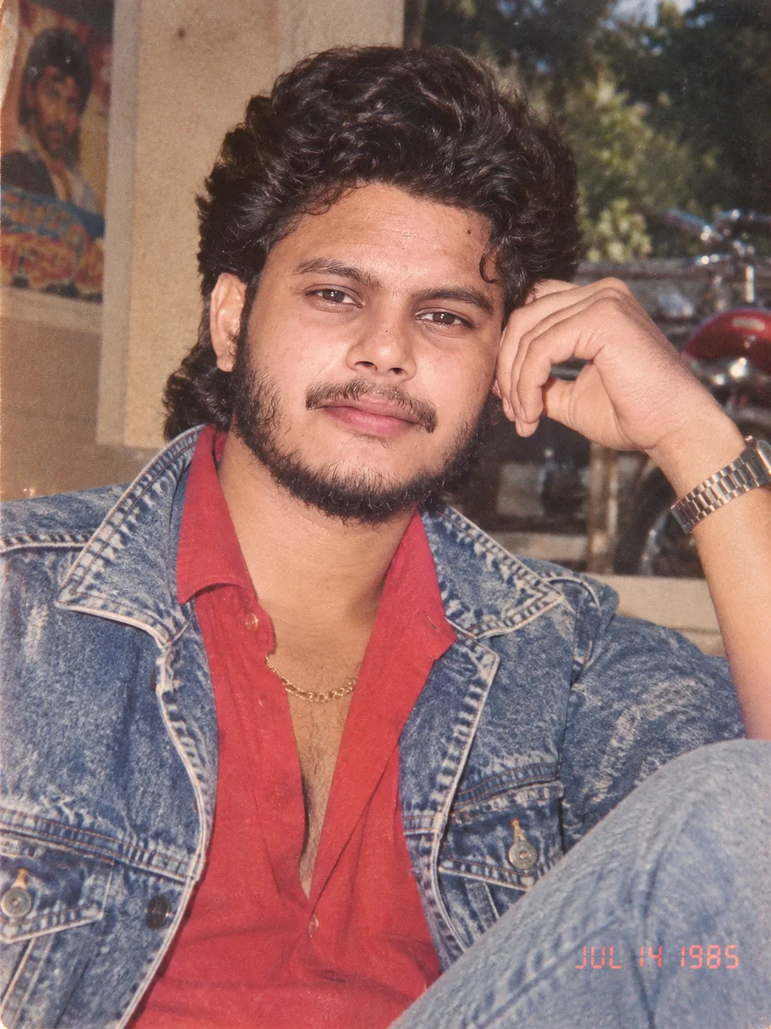 Using my uploaded photo, show me what I would have looked like around 1985.