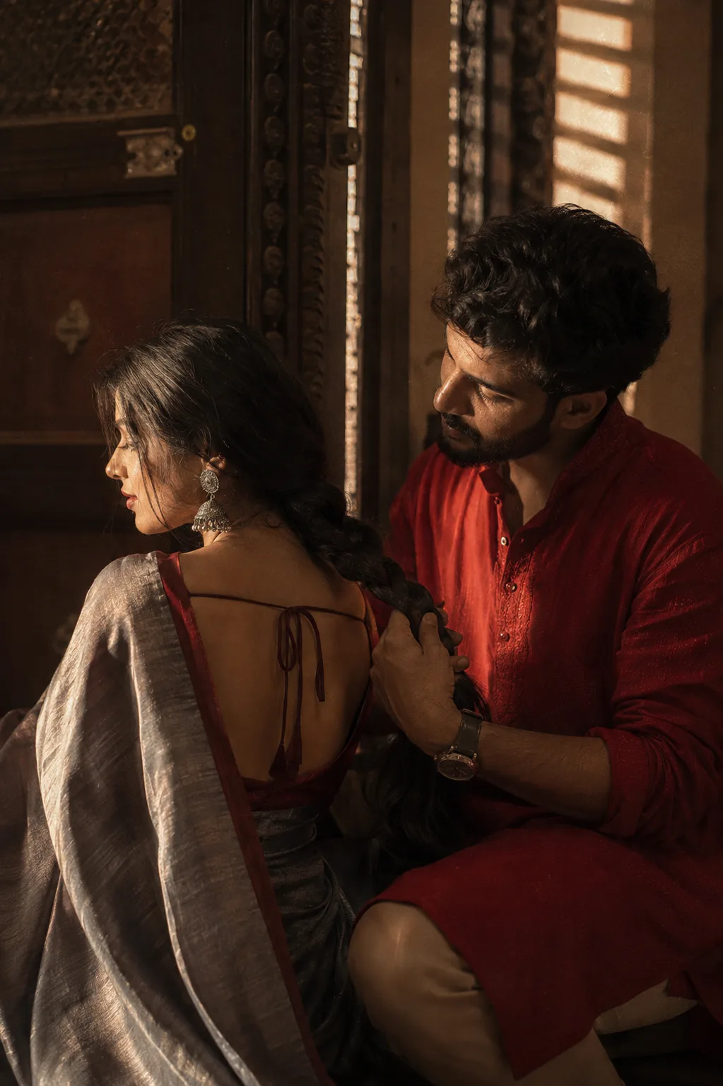 A ROMANTIC, INTIMATE PORTRAIT OF A COUPLE INDOORS.